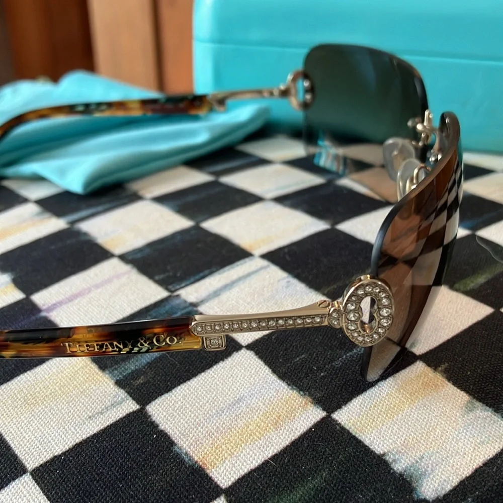 RARE Tiffany Key Sunglasses - Tortoise & Crystal 😍 - Picture 7 of 8